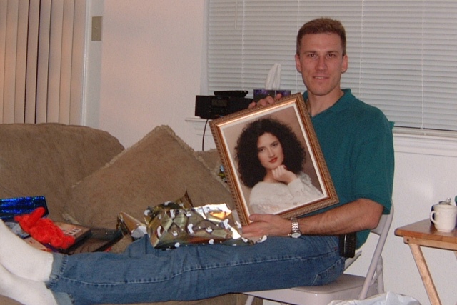 Hildebrand Christmas ScreenSaver/640x480_2000-12-21-17 Travis gets framed picture.jpg
